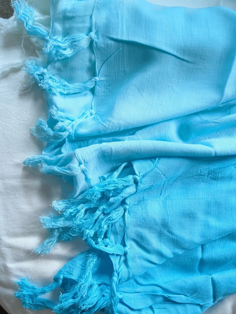 💙 🤍 Bundle: White Scarf With Heavy Fringe + Ombre Blue White Pario Sarong